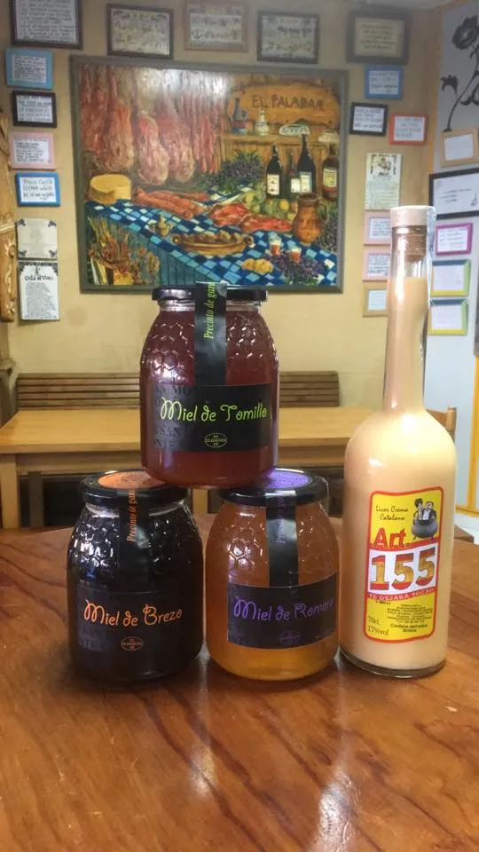 Miel y licores de la tienda sobre el mostrador